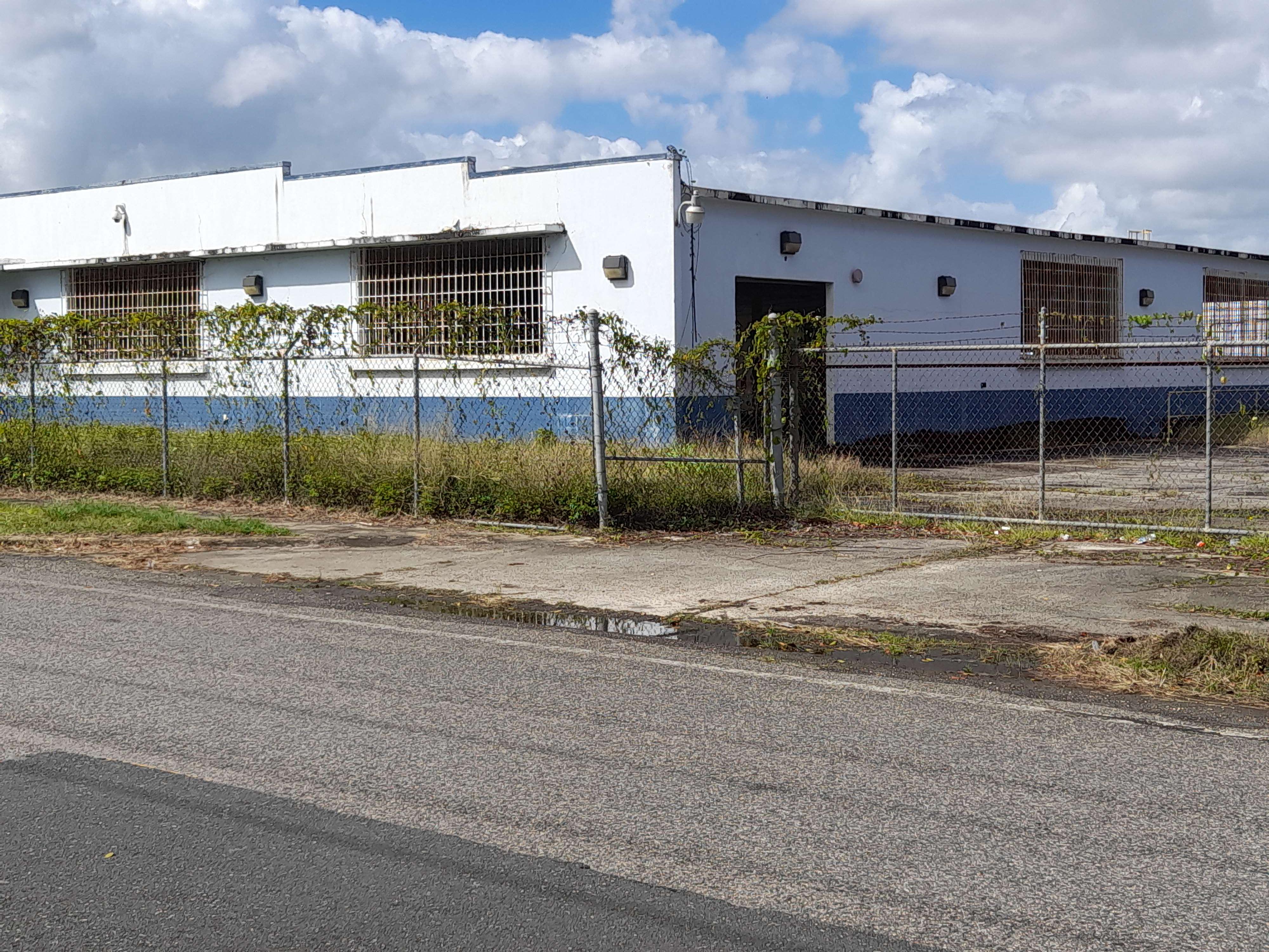 Propiedad declarada estorbo público en CJX7+V3G Vega Baja, Puerto Rico 00693, Vega Baja