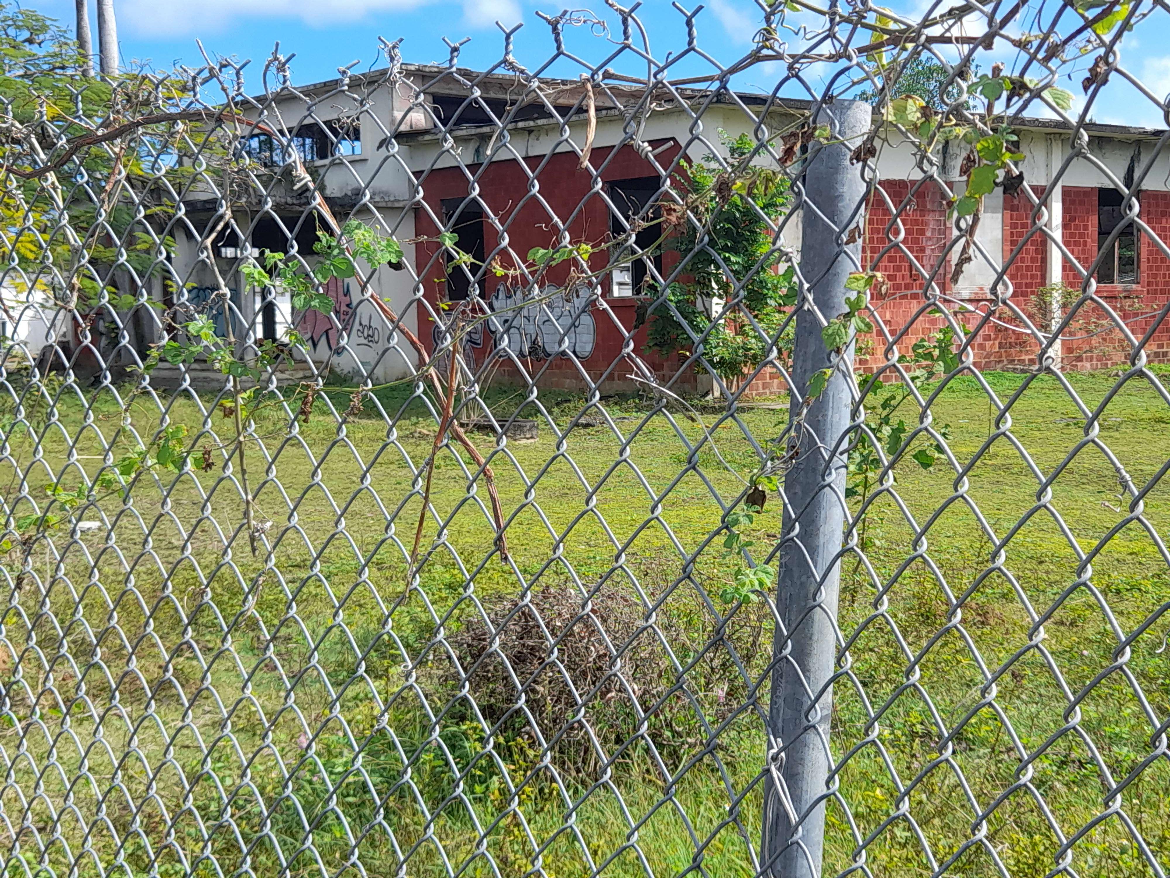 Propiedad declarada estorbo público en CJX7+RQ9 Vega Baja, Puerto Rico 00693, Vega Baja