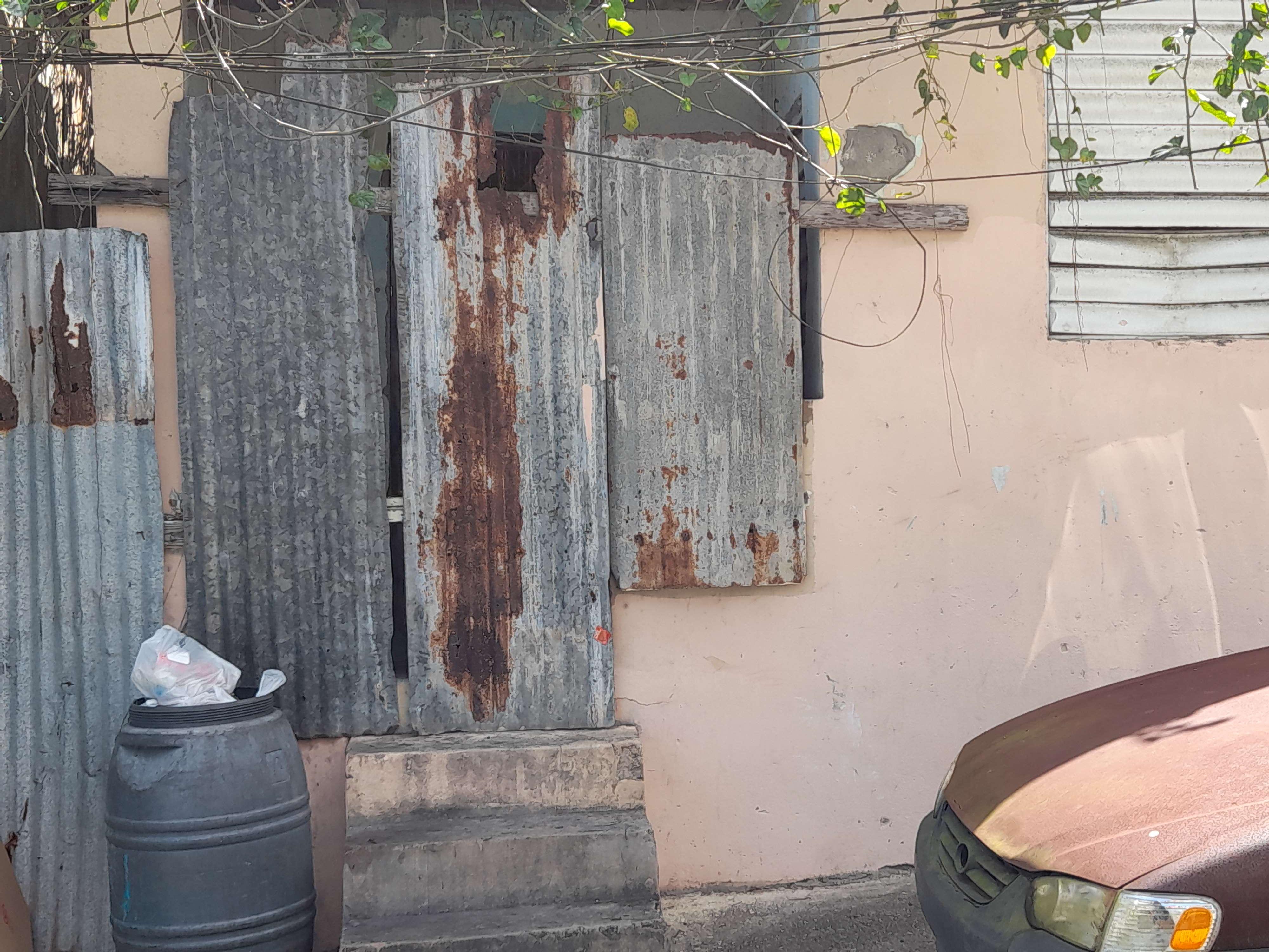 Propiedad declarada estorbo público en CJR6+VRQ Vega Baja, Puerto Rico 00693, Vega Baja