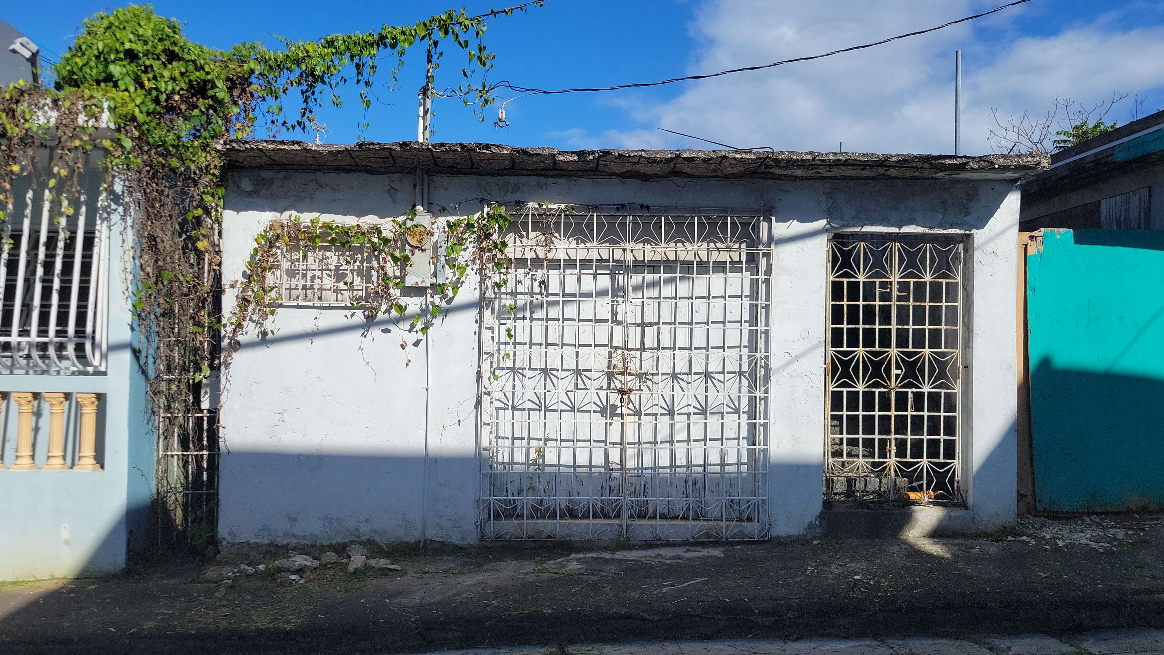 Propiedad declarada estorbo público en CGH5+8QH Manatí, Puerto Rico 00674, Manatí