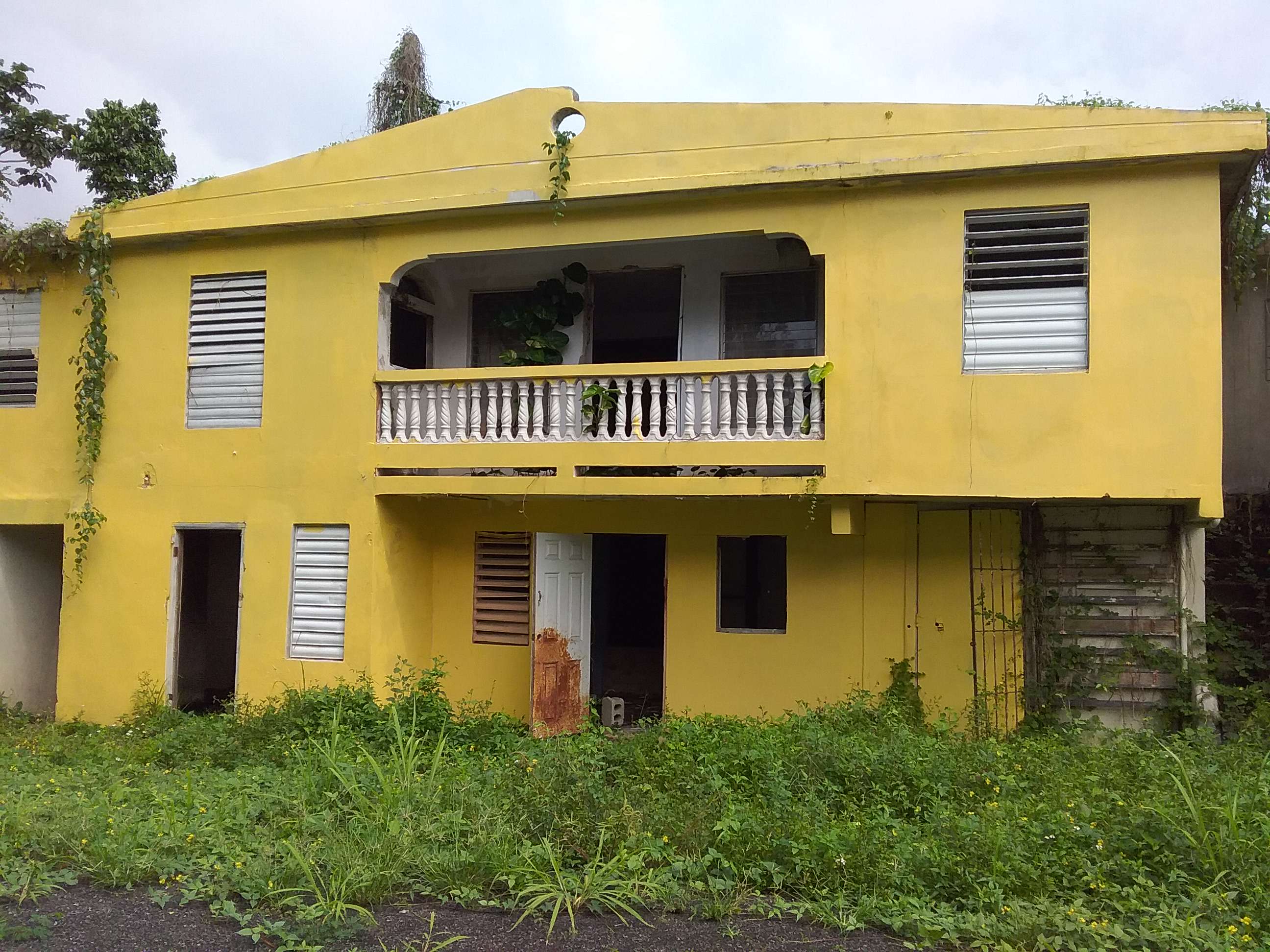 Propiedad declarada estorbo público en 9C8J+MR7 Florida, Puerto Rico 00650, Florida