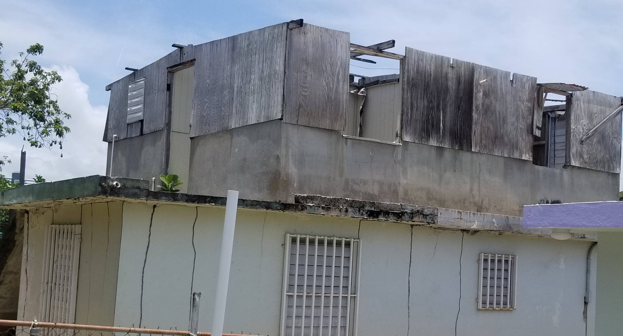 Reporte ciudadano de estorbo público en Calle Laurel solar 465, Corchado , PR 00662, Isabela