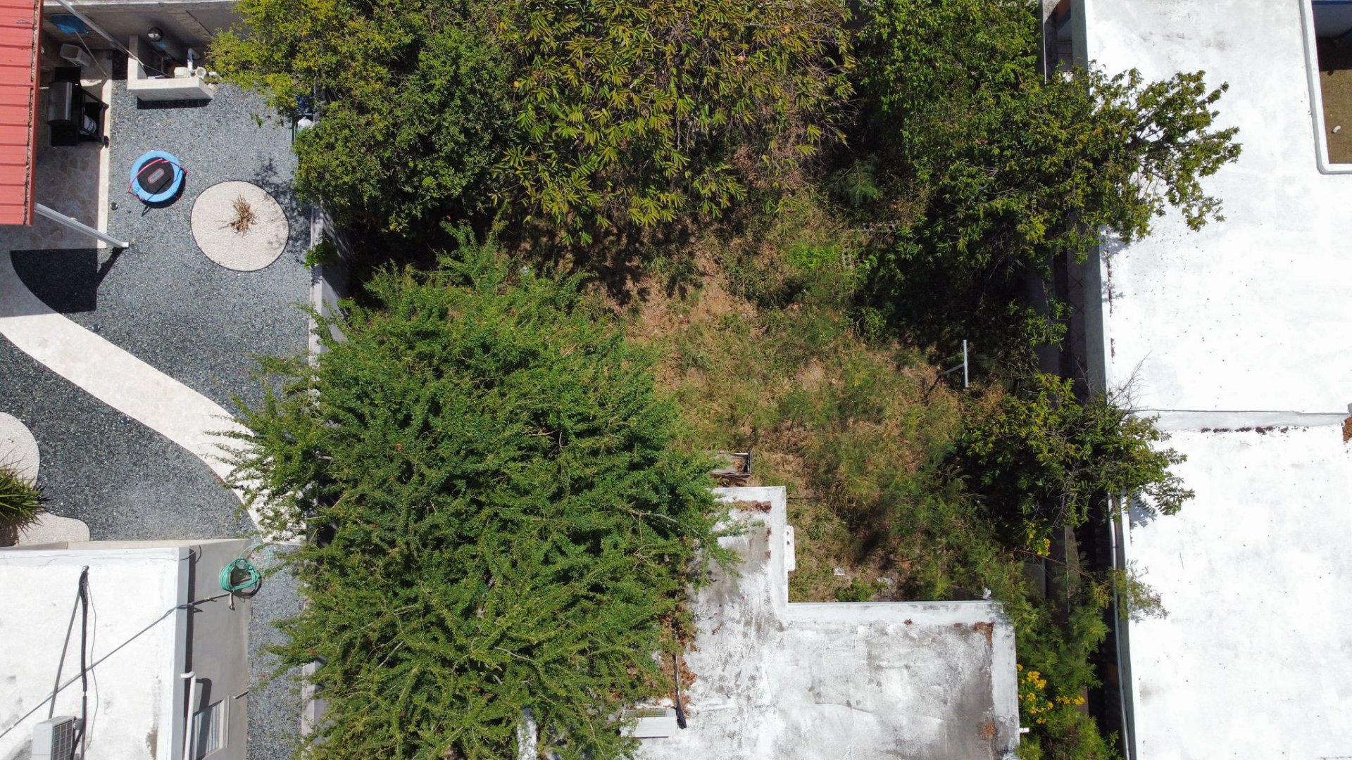 Reporte ciudadano de estorbo público en URB. Valle Costero E6, Calle 8, Santa Isabel, Puerto Rico, Santa Isabel, PR 00757, Santa Isabel