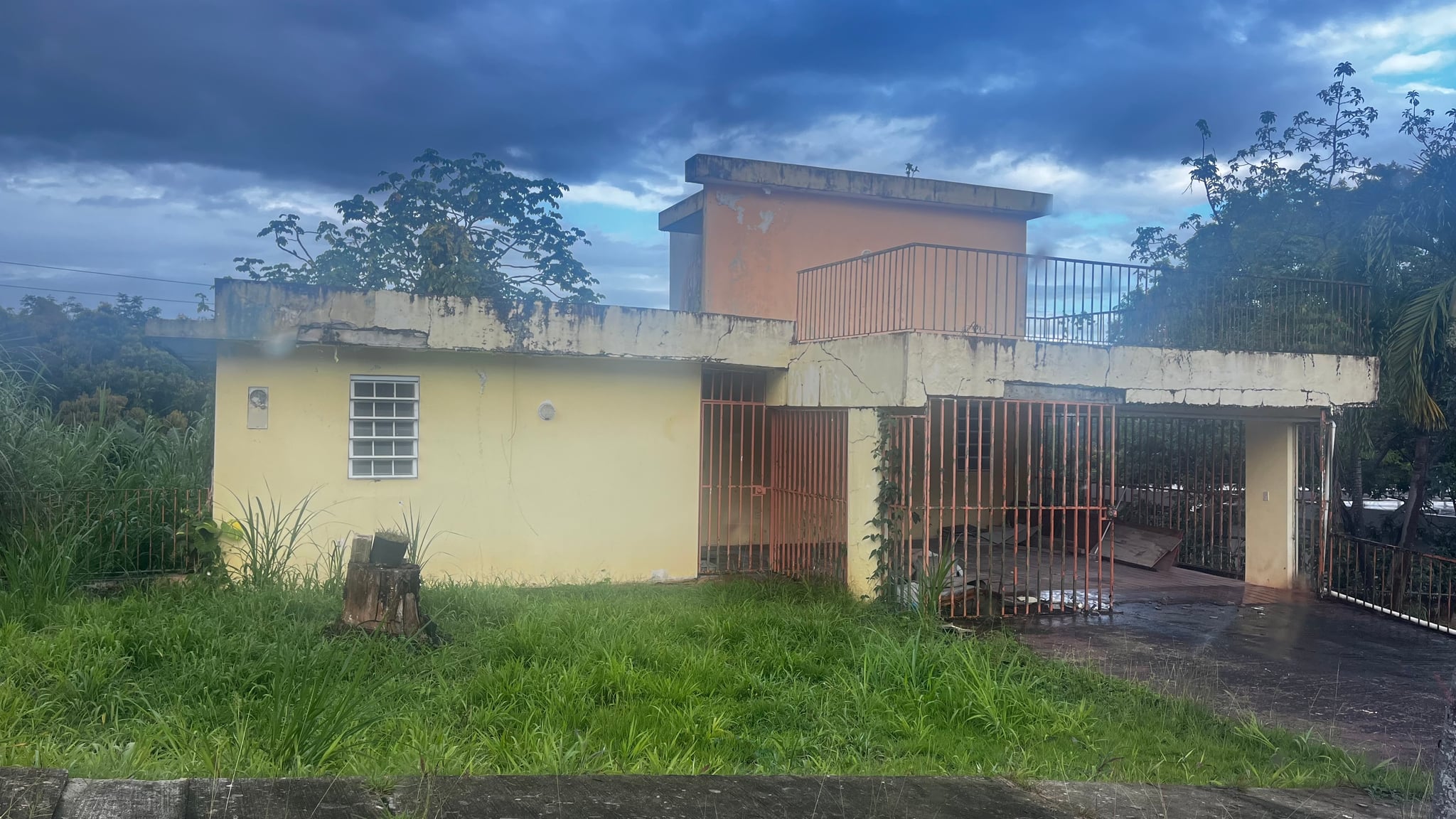 Reporte ciudadano de estorbo público en Urb. El retiro 134, Calle B Solar 35 , Mayaguez, PR 00680, Mayagüez