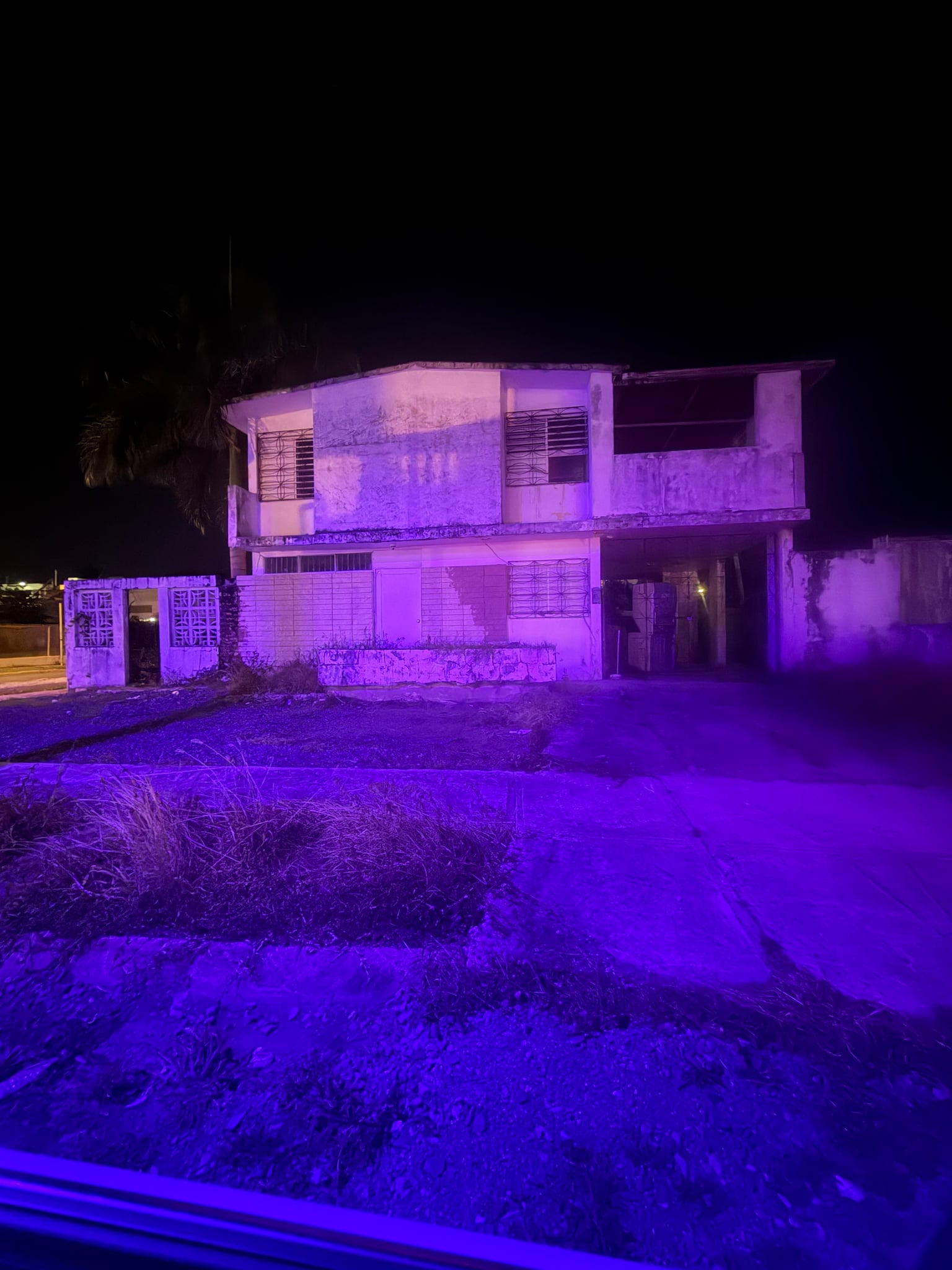 Reporte ciudadano de estorbo público en Jardines de Country Club AA1 Calle 16 , Carolina, PR 00983, Carolina