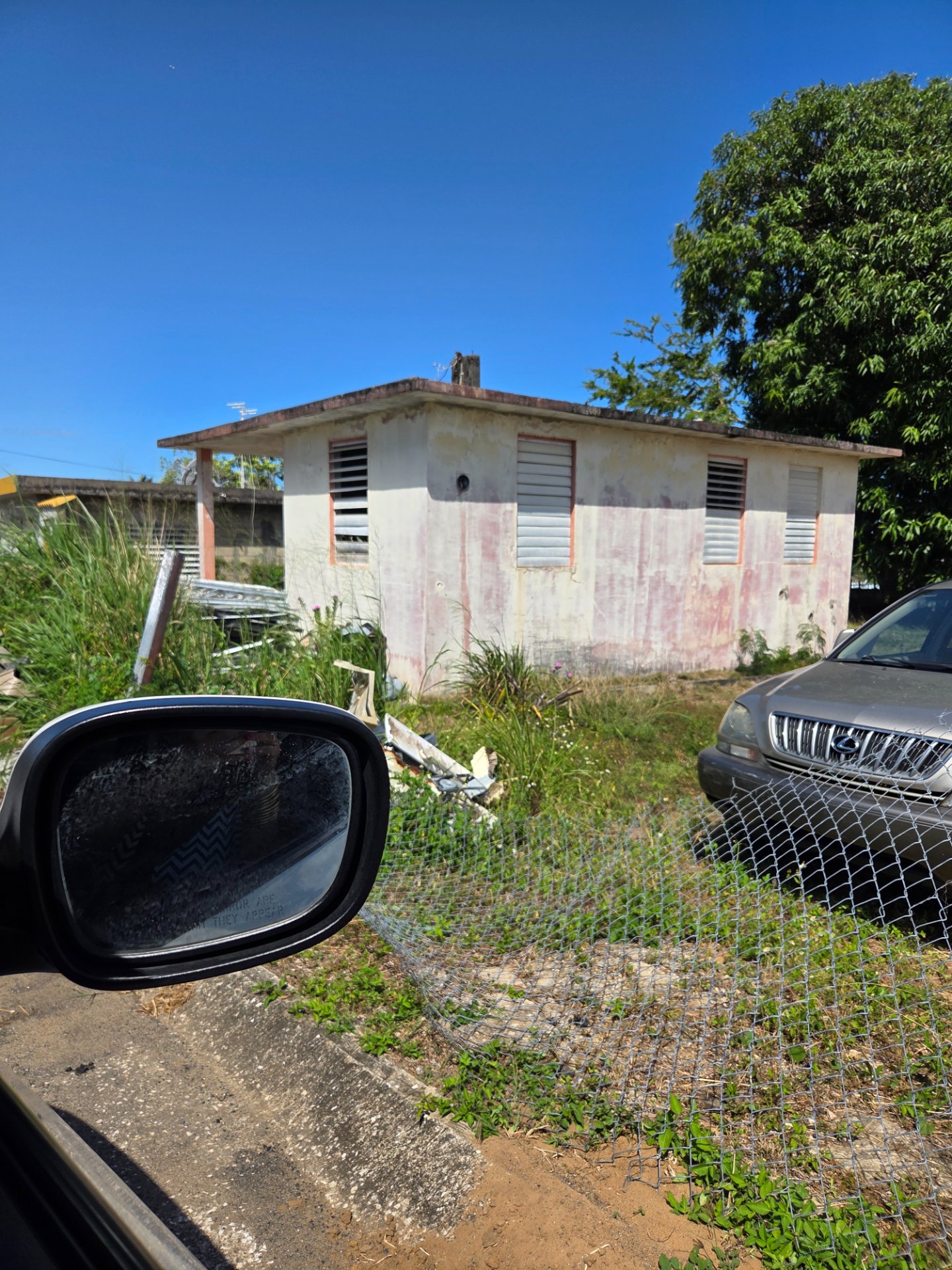 Reporte ciudadano de estorbo público en Callejón Jacobo Cubano, Tierras Nuevas Poniente, PR 00674, Manatí