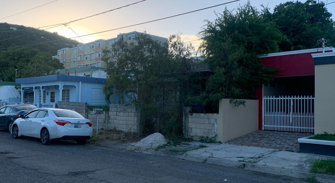 Reporte ciudadano de estorbo público en Calle Sylvia Rexach al lado de #1572, Ponce, PR 00728, Ponce