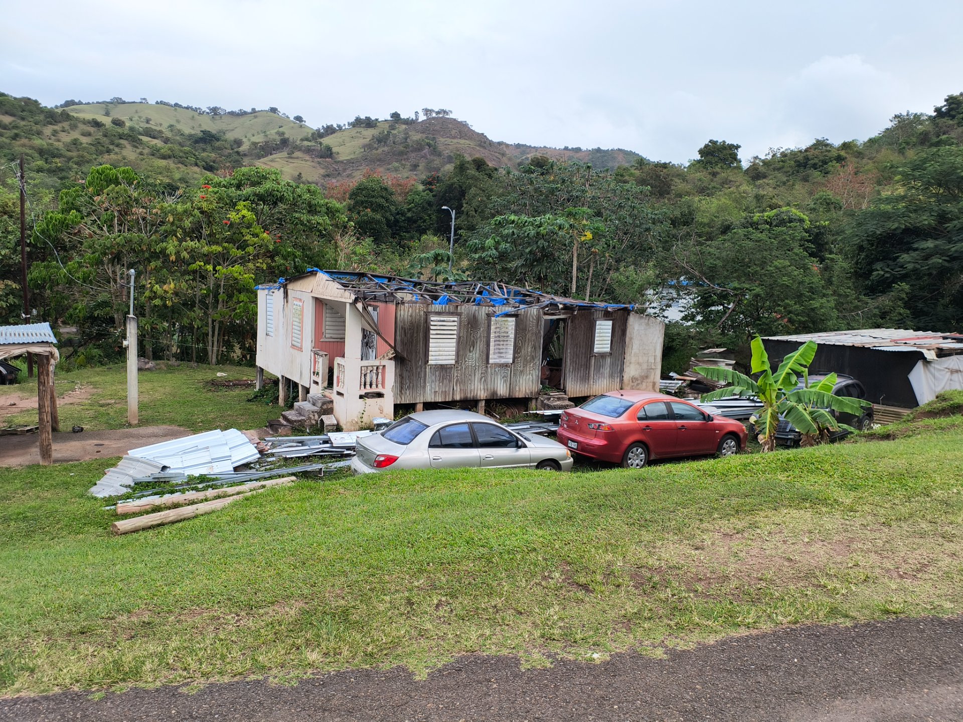 Reporte ciudadano de estorbo público en Santa Catalina Descalabrado, Quebrada María, Coamo, PR 00769, Coamo