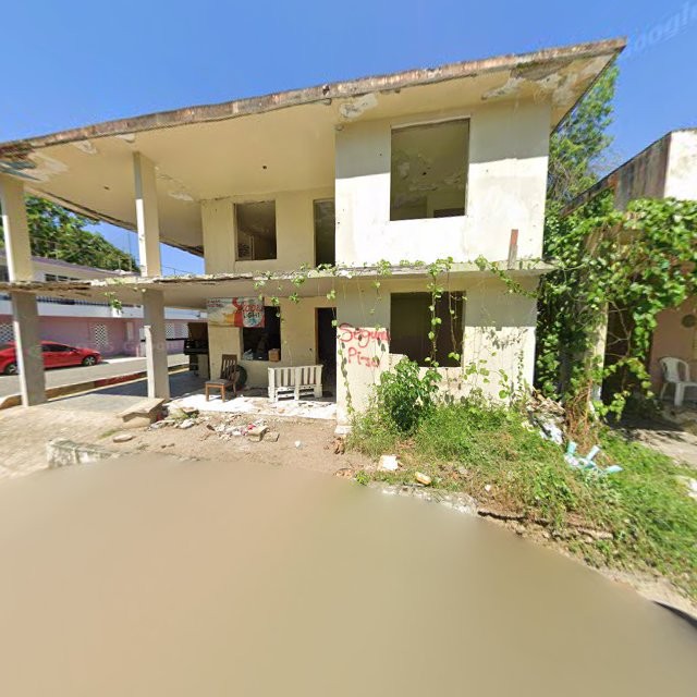 Reporte ciudadano de estorbo público en CFX6+6FW Barceloneta, Puerto Rico, Barceloneta