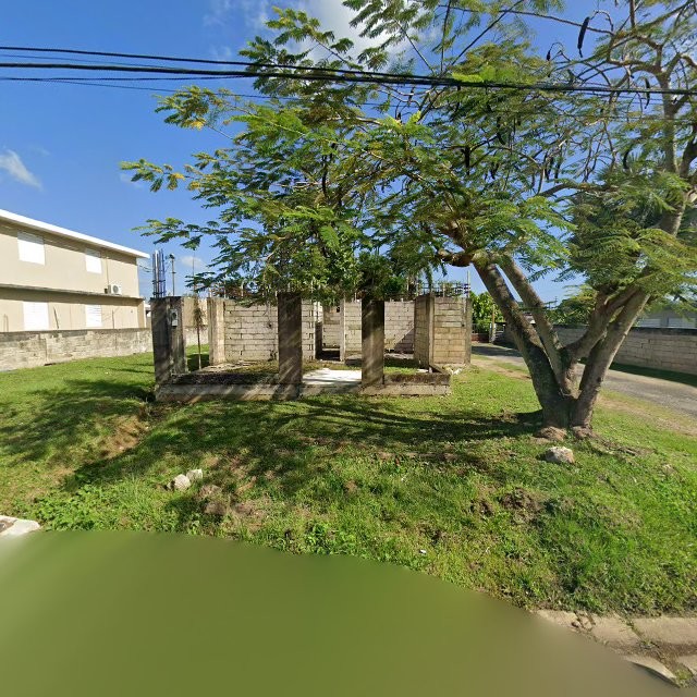 Reporte ciudadano de estorbo público en CQC8+6F7 Campanilla, Toa Baja, Puerto Rico, Toa Baja