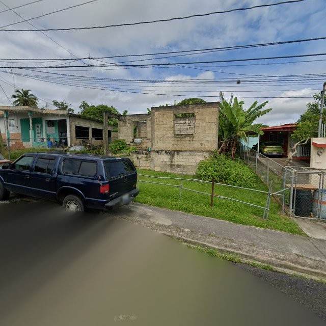 Reporte ciudadano de estorbo público en 96GX+F3H Tanamá, Arecibo, Puerto Rico, Arecibo